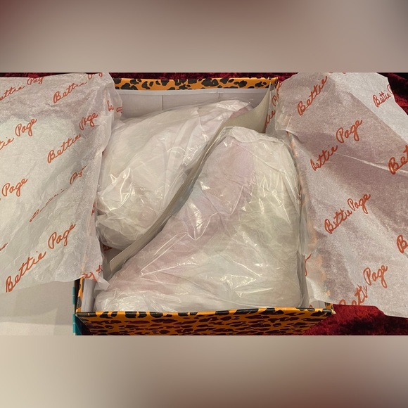 BNIB BETTIE PAGE by ELLIE Calacera FloralSkull Embroidered Platform Wedge 10 Red - Picture 7 of 7